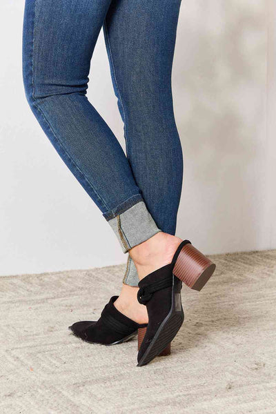 Pointed-Toe Side Braided Trim Mules in Black